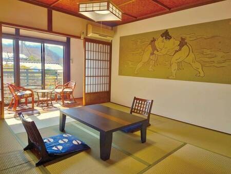 【母屋 力士の間】相撲の壁画がある客室です。