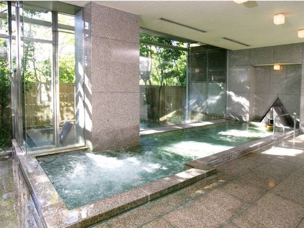 【大浴場/1階】石造りの大浴場、露天風呂が併設！
