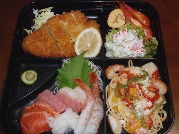 夕食（一例）釧路の新鮮な魚介類のお刺し身、豚かつなどをご提供します。