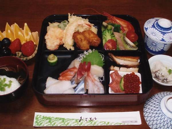 夕食（一例）釧路の新鮮な魚介類のお刺し身、豚かつなどをご提供します。