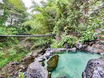 紫尾温泉旅籠しび荘／【露天風呂】自然を感じる露天