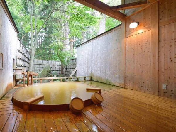 *【露天風呂】大樹の湯／檜の香りと爽やかな風を感じ、贅沢な空間を独り占め。