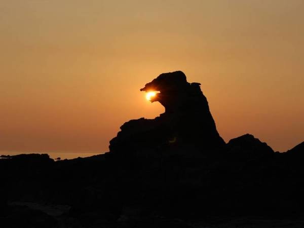 *夕日に浮かぶゴジラ岩は迫力満点！