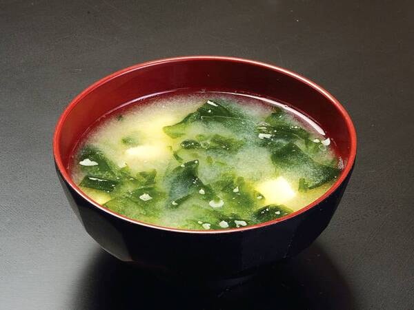 【夕食/一例】味噌汁は、地元『男鹿産』のとろとろワカメ入りです。