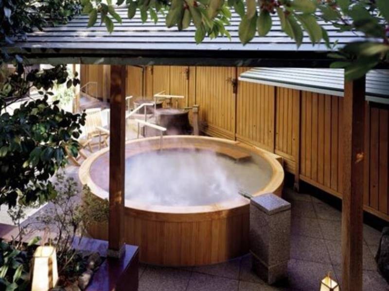 大浴場「滝見の湯屋」露天檜風呂