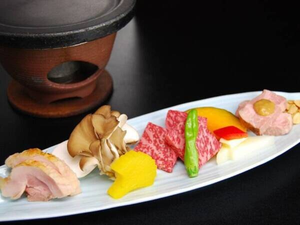 【スタンダード会席コース/例】和牛・豚・鶏の三種盛りを陶板でステーキでご賞味