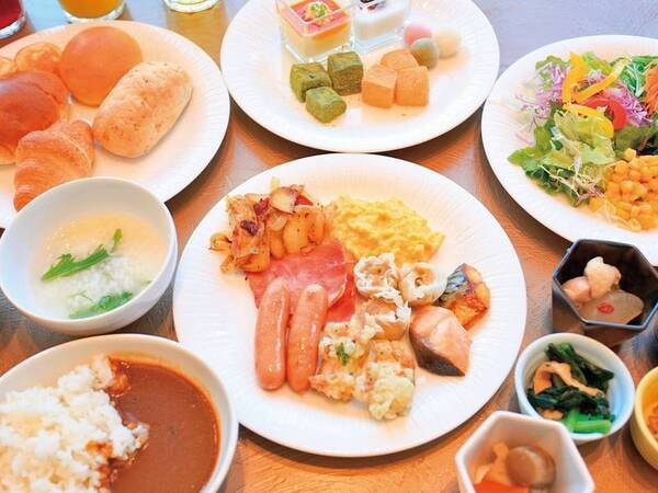 朝食はおばんざいや日替わりスープ・焼き立てパン等を味わえるバイキング/例