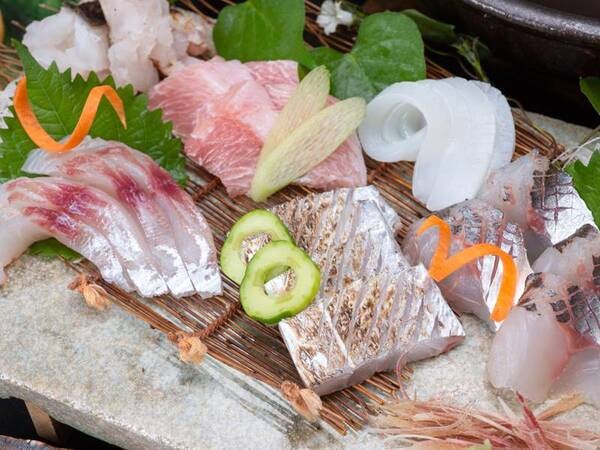 *【お造り】和歌山県産の質にこだわった新鮮な魚介をお造りで！（一例） 