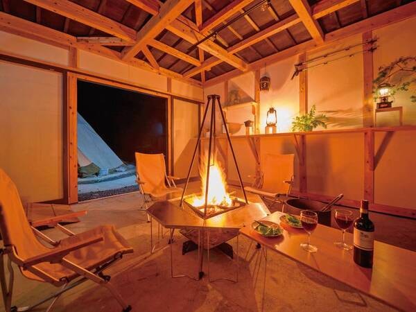 屋根付きの焚き火小屋