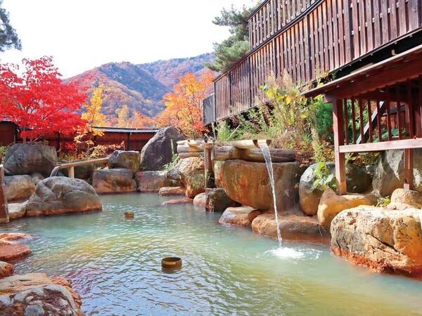 【「杣人の湯」大露天風呂】紅葉の見ごろは例年11月中旬頃まで