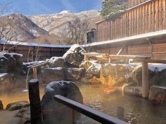 奥飛騨温泉郷 深山桜庵 別館 湯めぐりの宿 平湯館／【「杣人の湯」大露天風呂】冬場は雪見露天も楽しめる。