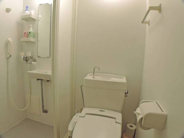 *洋室一例／洋室にはシャワーブースとトイレを設置しております。