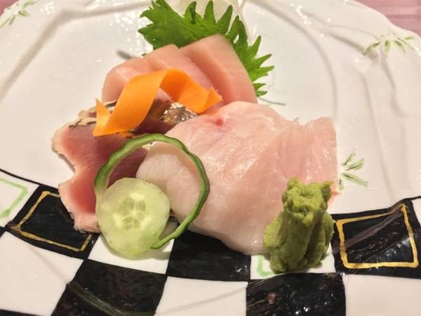 *夕食一例／カジキマグロ・カツオ等旬魚の刺身盛り合わせ。※料理内容は水揚げ状況により異なります。