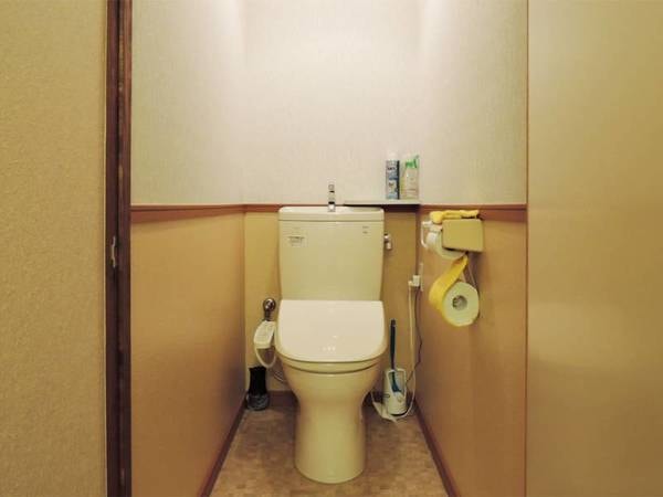 *和室１０畳一例／１０畳タイプは客室内にトイレ付き。洗浄機能も付いています。