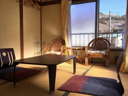 *【和室6畳／角部屋】2面採光のお部屋で、片側の窓からは仙石原の山々を望むことができます。