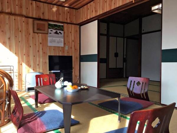 *【和室12畳】窓側のお部屋は、内装を温かみのある木目調にリフォーム。