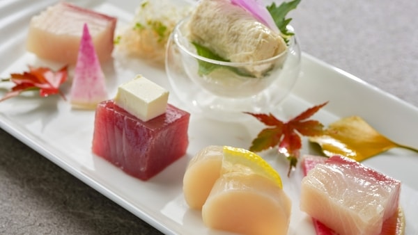 【9～11月土地の恵み会席一例】鰤の大根あちゃら漬け巻き紅葉卸乗せ