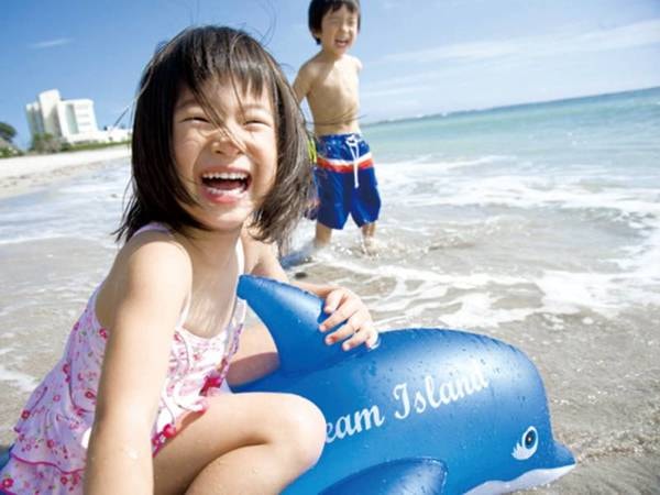 【周辺観光/例】城崎海水浴場はホテルから徒歩約4分。海水の透明度が高く、白く美しい砂浜が続く。夏には観光客で賑わう。