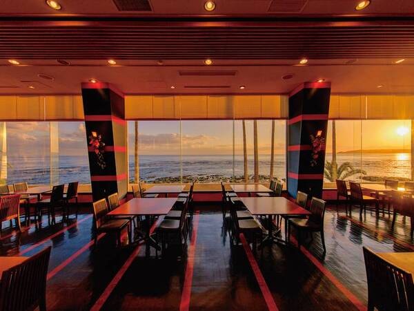 【夕食/例】太平洋一望のレストランでサンセットをご覧いただけます!夕食時の美しい海景色をお楽しみください。