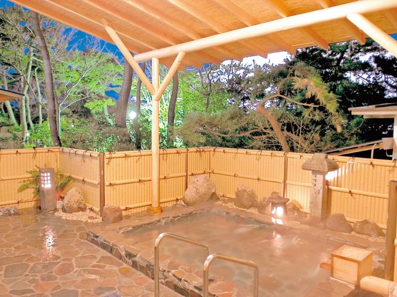 ～露天風呂（松籟の湯）からは1000坪の自然庭園が望めます。
日本の美を温泉につかりながらゆっくりお楽しみください～