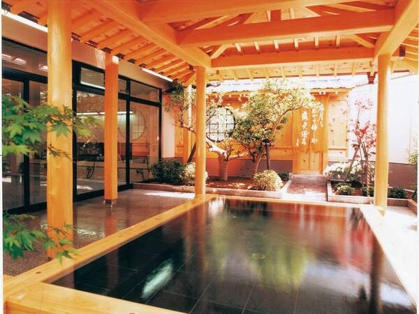 【檜露天風呂付き大浴場「酔月」】総檜造りの風呂で良泉を愉しむ