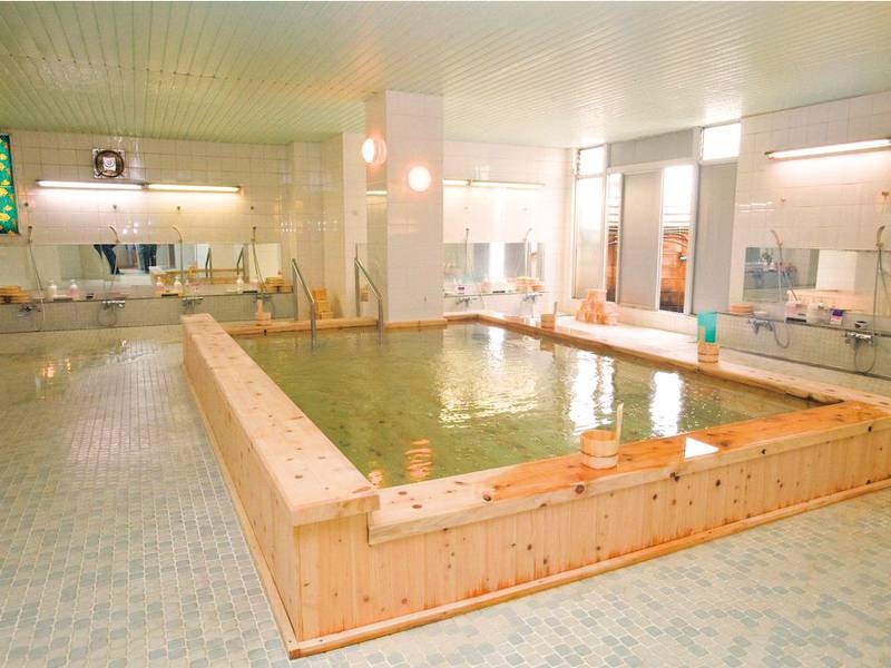 【檜内風呂付き大浴場「酔月」】総檜造りの風呂で良泉を愉しむ