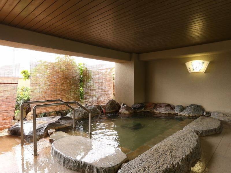 【露天風呂「はまゆう」/例】足を伸ばして寛げる岩露天風呂