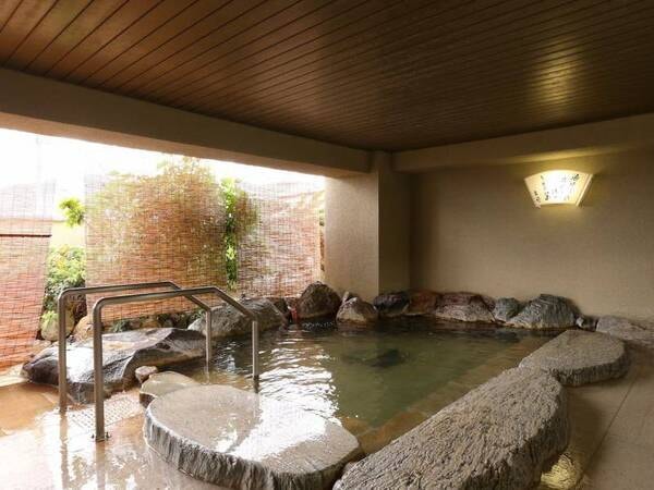 【露天風呂「はまゆう」/例】足を伸ばして寛げる岩露天風呂