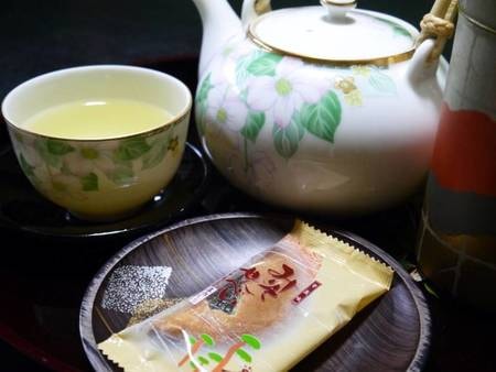 【ウェルカムサービス】お部屋にお茶菓子をご用意しております。