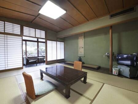 窓からは緑が見え落ち着く空間の中でのんびりとお寛ぎいただけます