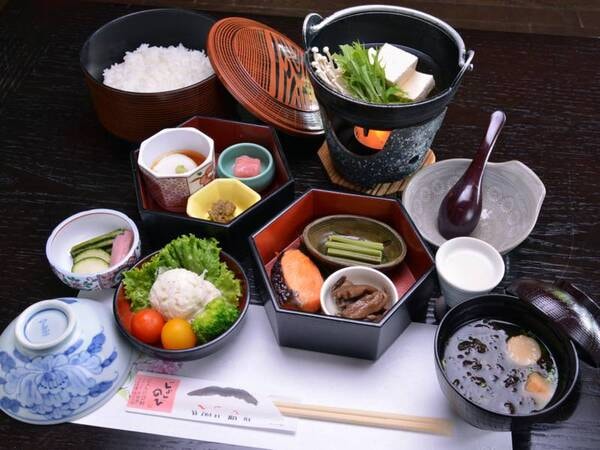 *朝食（一例）新潟の滋味を愉しむお料理が、朝の食卓を彩ります。