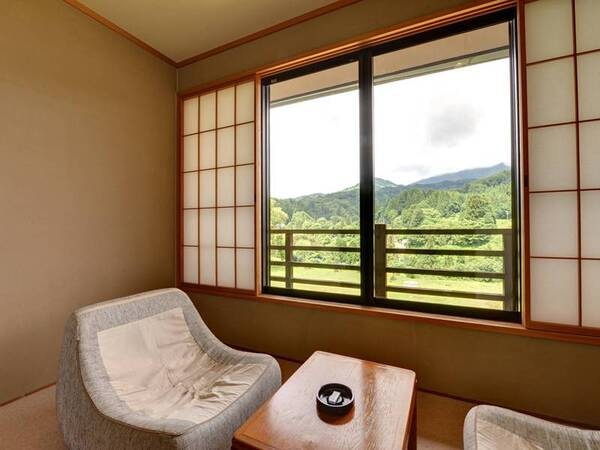 *和室8畳（客室一例）/窓際に腰掛けて心地よい風を感じながら柏崎の田園風景を眺めて。