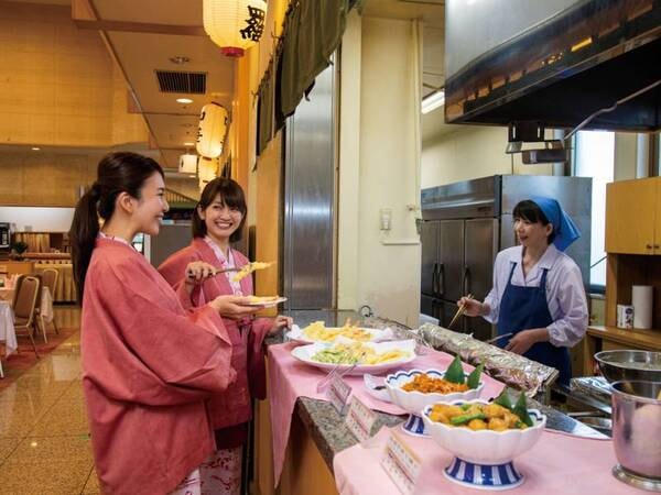 *【バイキングイメージ】オープンキッチンで一品一品、お客様のために料理します。