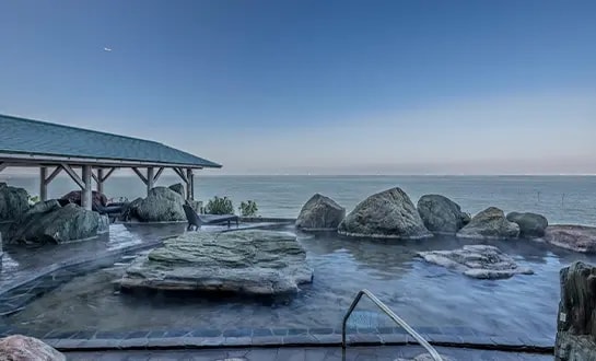 自然の趣を大切にした開放的な湯処です。