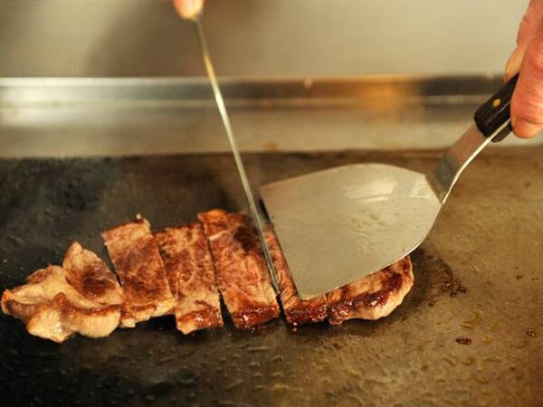 【夕食/例】大人気のステーキ！ライブキッチンでその場で焼きあげます