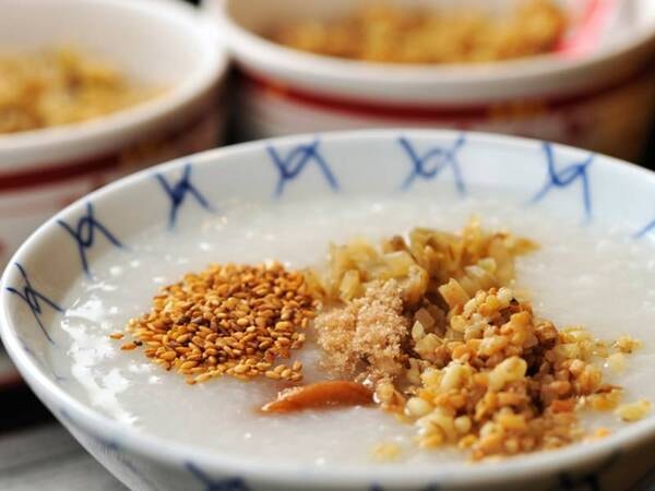 【朝食】おかゆもご用意。お好みの味付けでお召し上がりください。