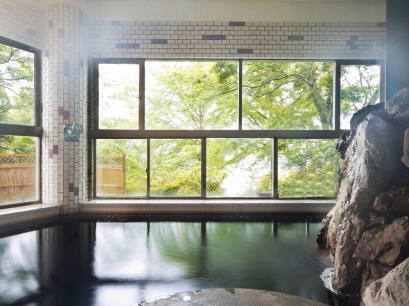 亀山湖の新緑や桜・紅葉と、季節感を楽しめる大浴場
