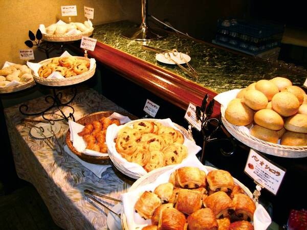 【朝食/例】パンの種類も豊富にご用意。約40種のブッフェメニュー！大人から子どもまで大満足の朝食