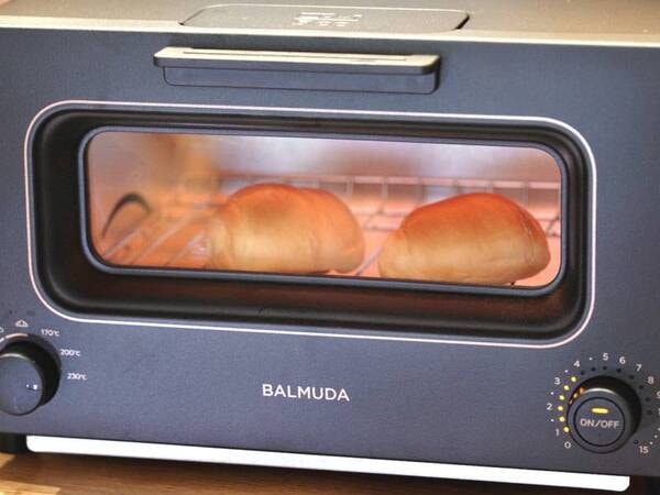 ラウンジ朝食のパンをもっと美味しく！窯から出したばかりの焼きたての味を楽しむなら「バルミューダ」で！