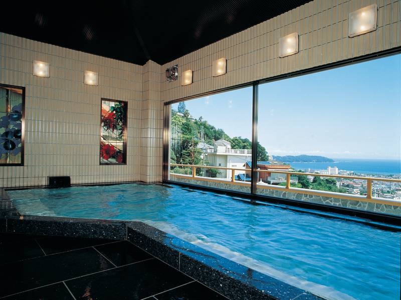 【大浴場「福寿の湯」】相模湾の眺望がパノラマで愉しめる