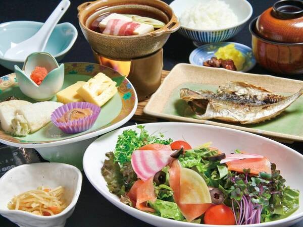 【朝食/例】カラフルな彩りのサラダや、アジの干物など