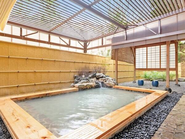 【露天風呂】24年3月リニューアル！大涌谷から引き込んだ良質な温泉をお楽しみいただける露天風呂は当館自慢の濁り湯です。