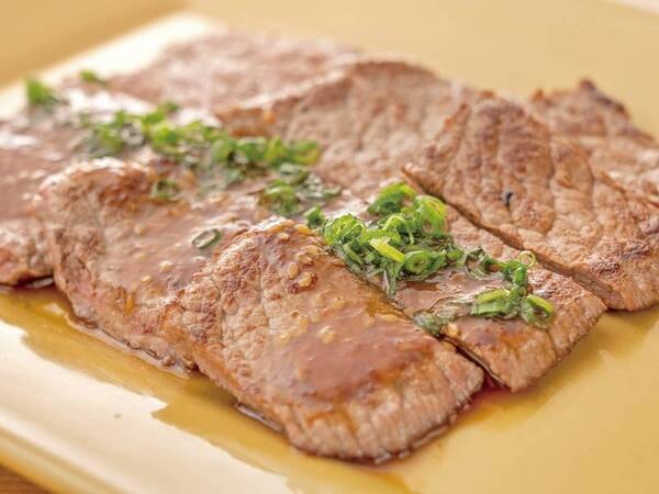 【夕食/例】鉄板で焼き上げるステーキ
