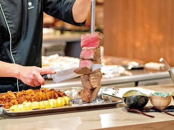 【新メニュービュッフェ/夕食例】◆大アスパラ肉巻き揚げ◆シュラスコ◆パイ包み◆季節の小鉢◆デザート各種 ホテル自慢のお料理がずらり♪