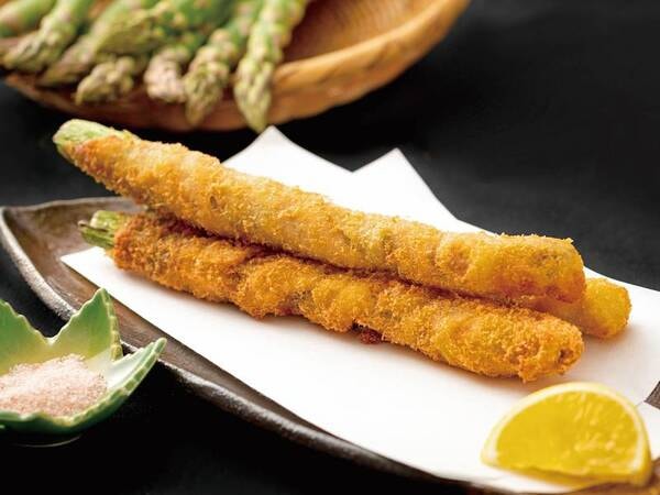 【新メニュービュッフェ/夕食例】◆大アスパラ肉巻き揚げ◆シュラスコ◆パイ包み◆季節の小鉢◆デザート各種 ホテル自慢のお料理がずらり♪