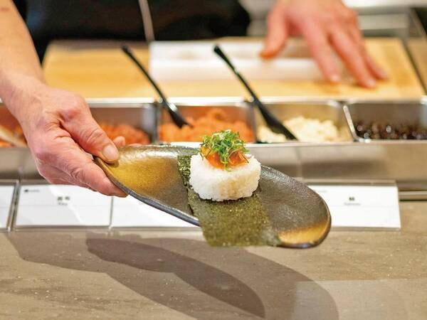 【新メニュービュッフェ/朝食例】◆出来立てオムレツ◆焼き立てパン◆湯葉トロご飯◆御殿場産コシヒカリのおにぎり◆箱根笹豆腐等。西麓野菜など地域の食材をふんだんに使用。
