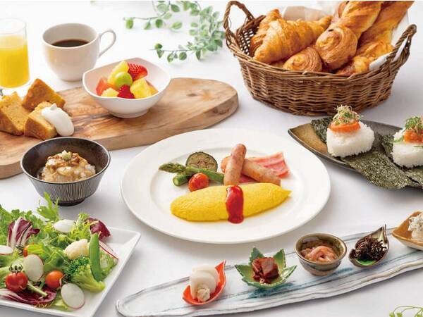 【新メニュービュッフェ/朝食例】◆出来立てオムレツ◆焼き立てパン◆湯葉トロご飯◆御殿場産コシヒカリのおにぎり◆箱根笹豆腐等。西麓野菜など地域の食材をふんだんに使用。