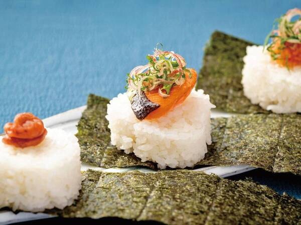 【新メニュービュッフェ/朝食例】◆出来立てオムレツ◆焼き立てパン◆御殿場産コシヒカリのおにぎり◆箱根笹豆腐等。西麓野菜など地域の食材をふんだんに使用。
