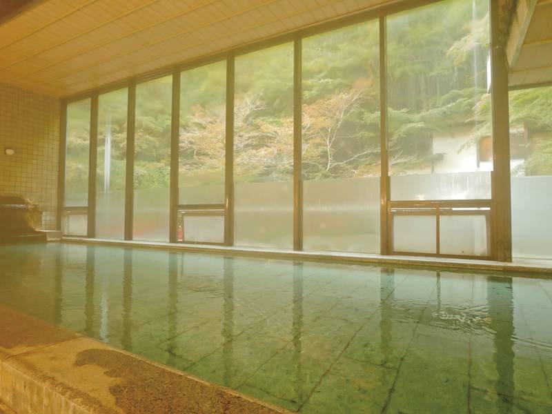 【大浴場「青泉湯」】川側が全面ガラス張りの開放的な男性大浴場