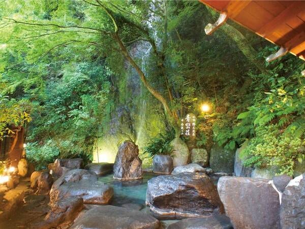 【仙境野天風呂/例】滝を仰ぎ見る源泉100％かけ流しの湯。夜は滝のライトアップも愉しめる